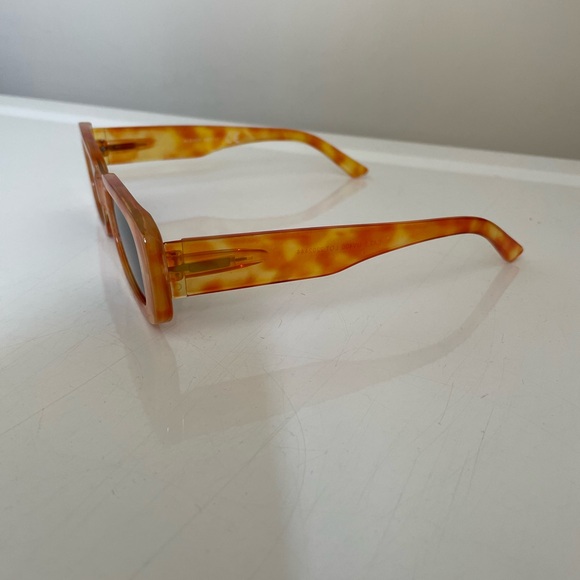 High Fashion Rectangular Sunglasses. - Picture 5 of 6